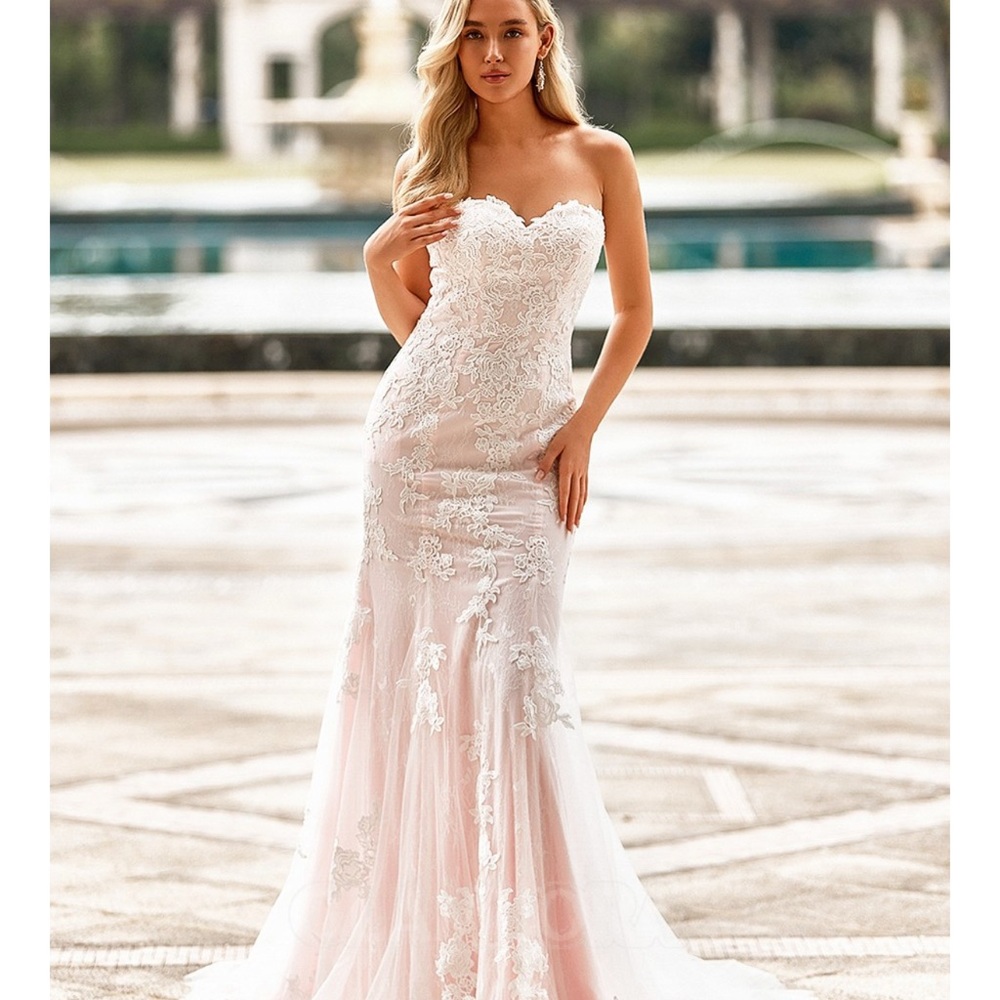 Elegant Strapless Lace Wedding Dress